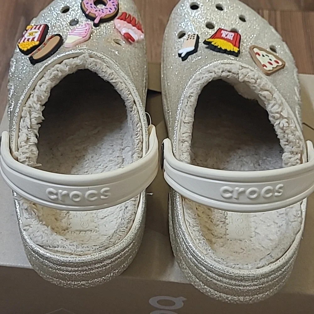 CROCS Kids Glittery Silver Slippers with Fun Charms used good condition.‎ zise 3